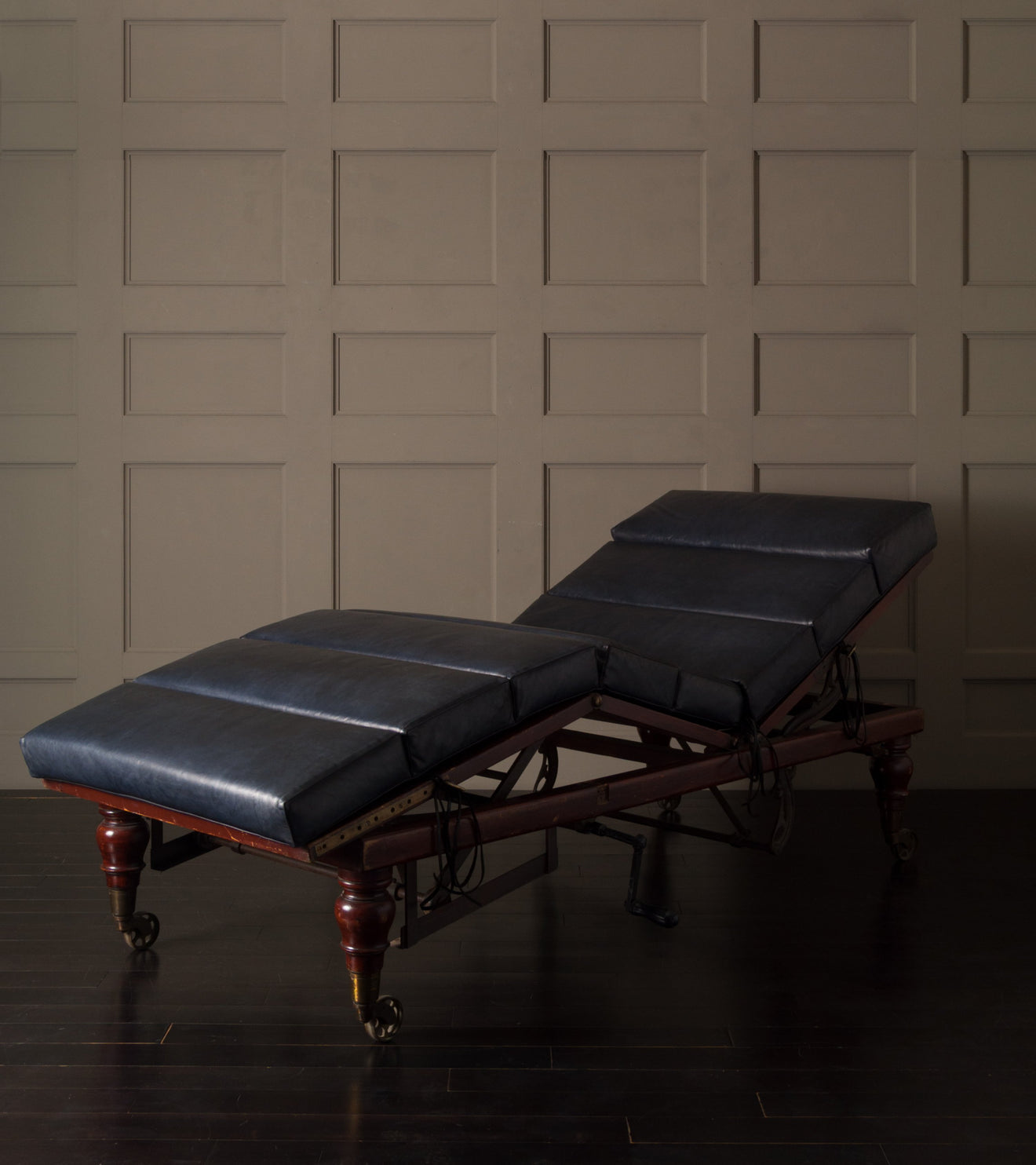 Adjustable Lounge with Contemporary Leather Cushion